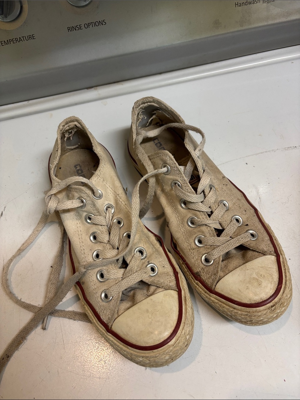 Converse low top sneakers in beige with red trim